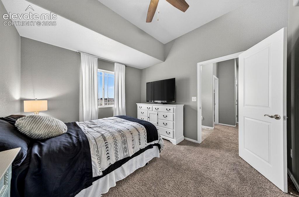 Image 18 of 33: Bedroom
