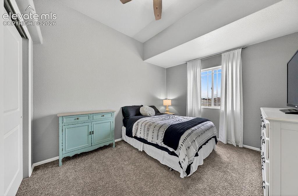 Image 19 of 33: Bedroom