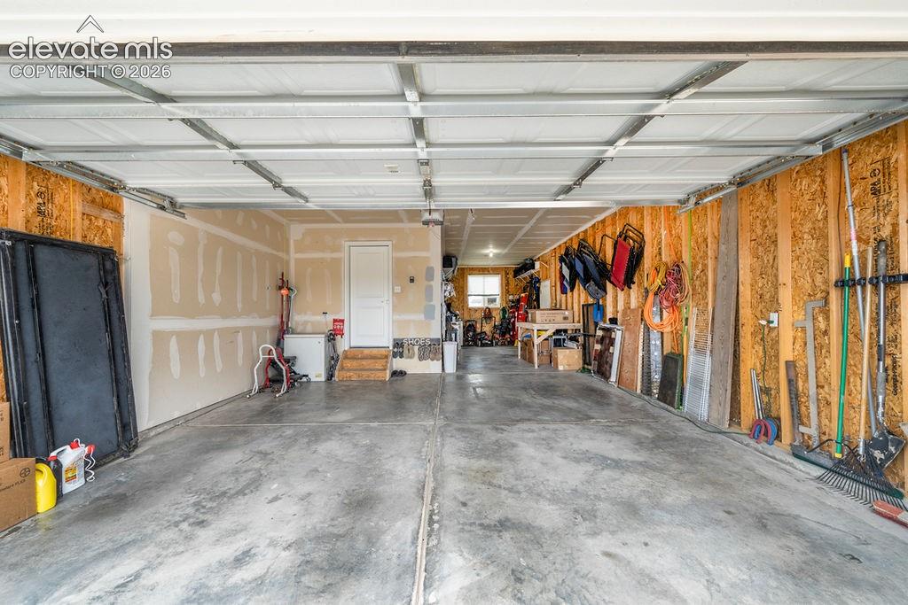 Image 24 of 33: Garage