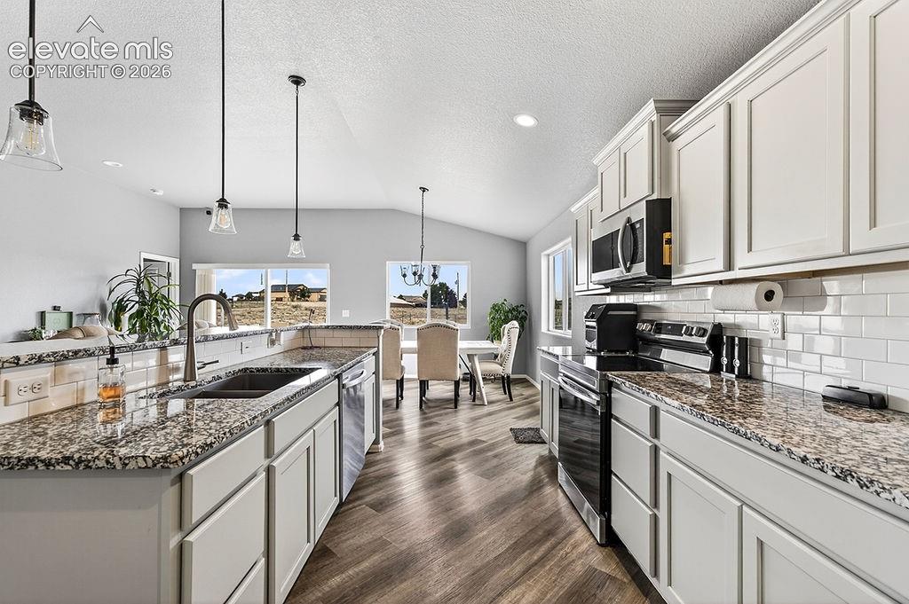 Image 7 of 33: Kitchen