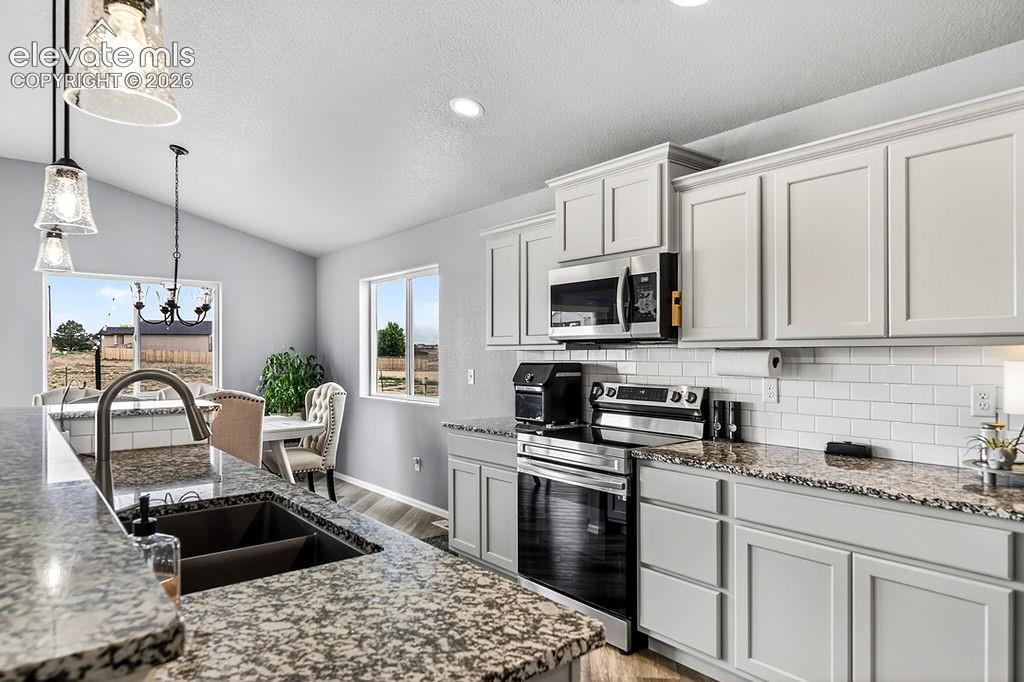 Image 9 of 33: Kitchen