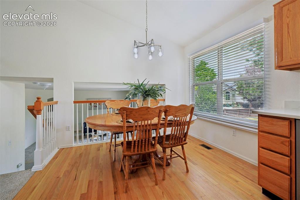 Image 9 of 33: Dining Area