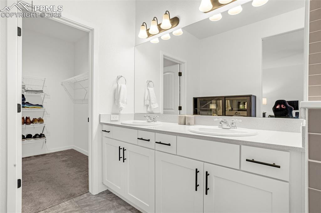 Image 18 of 42: Bathroom