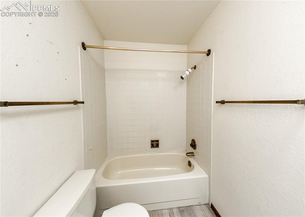 Image 25 of 25: Bathroom