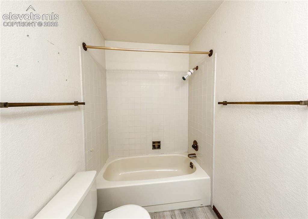 Image 29 of 29: Bathroom