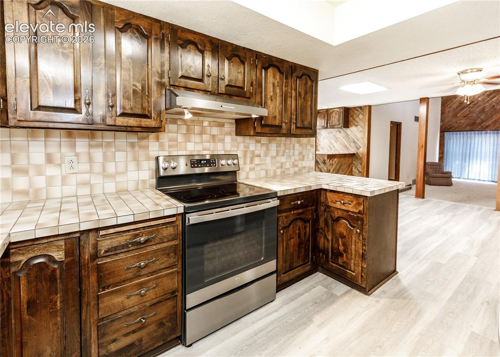 Image 8 of 29: Kitchen