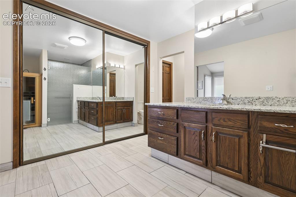 Image 14 of 34: Bathroom
