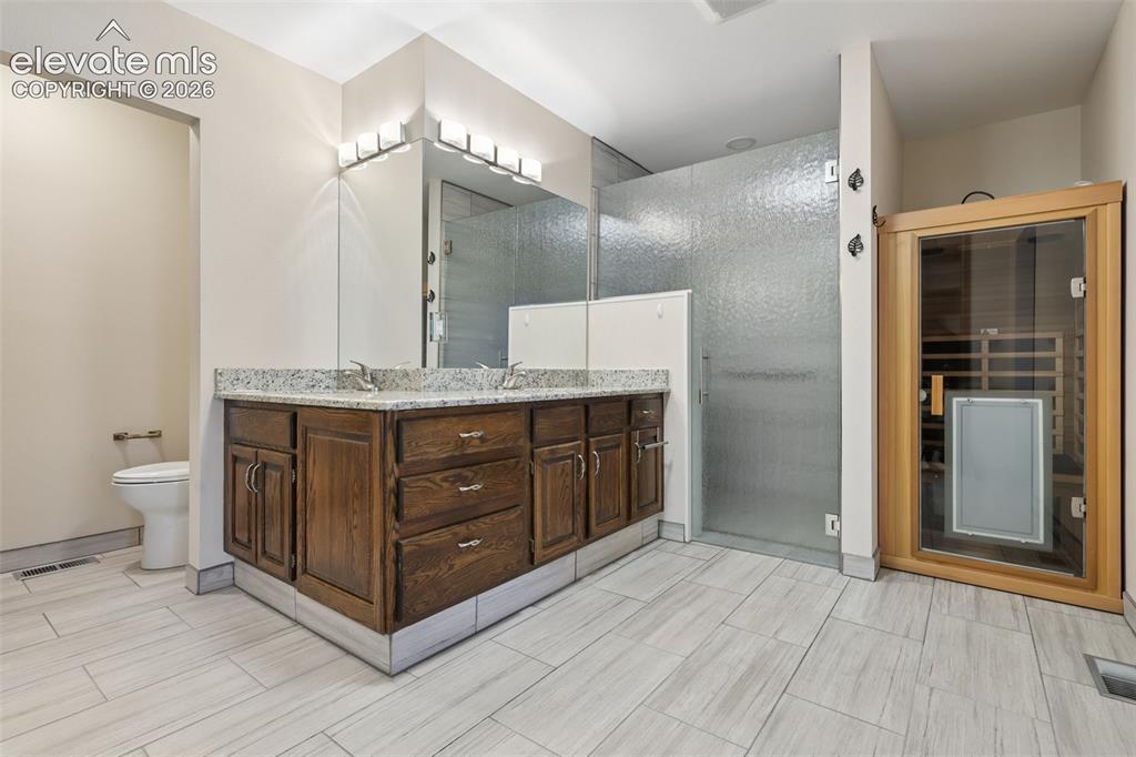Image 15 of 34: Bathroom