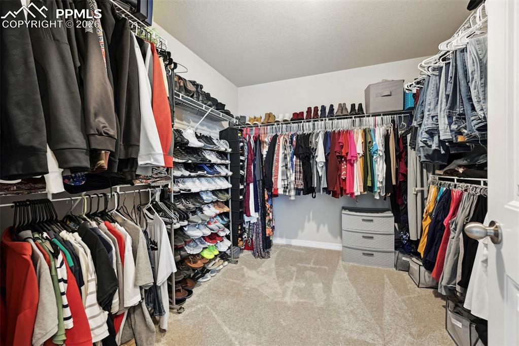 Image 19 of 39: Closet