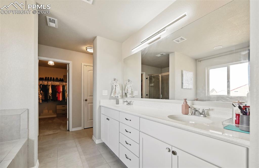 Image 20 of 39: Bathroom