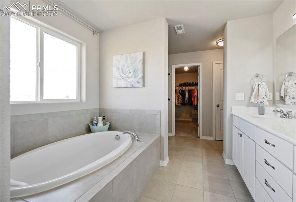 Image 21 of 39: Bathroom