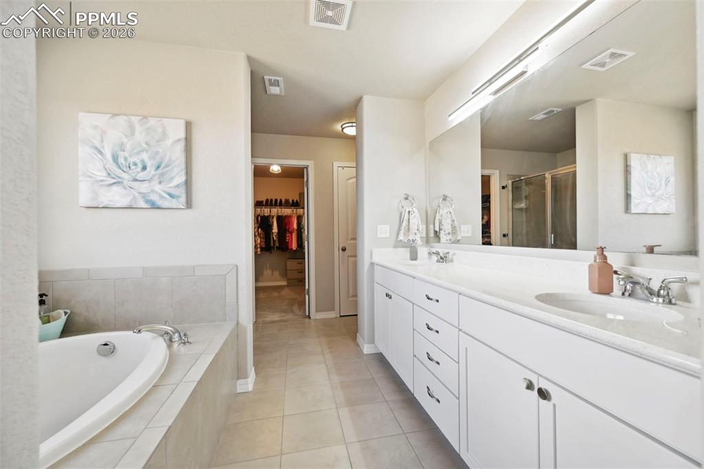 Image 22 of 39: Bathroom