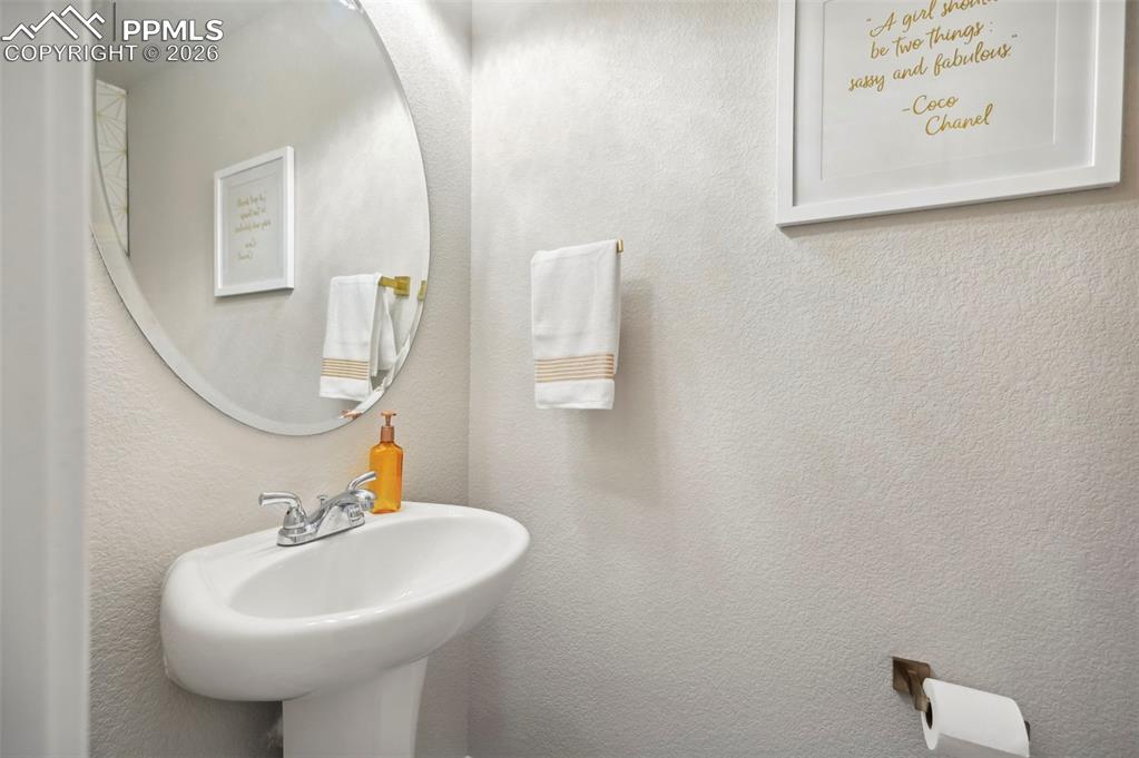 Image 32 of 39: Bathroom