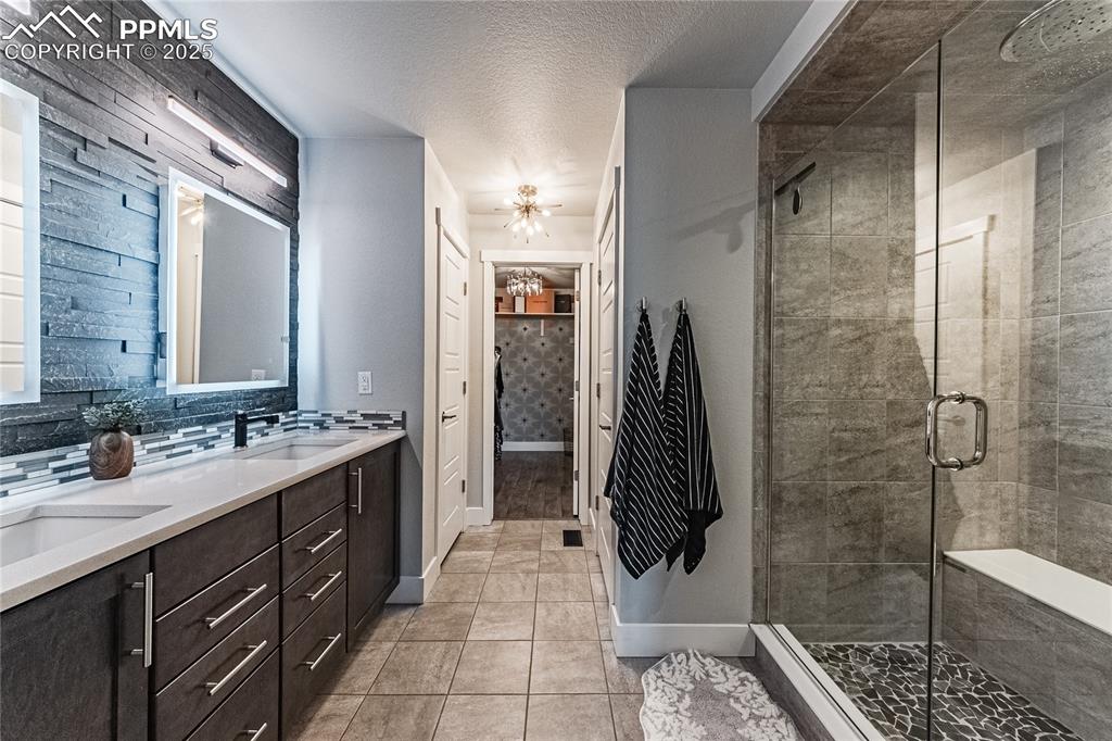 Image 21 of 37: Bathroom