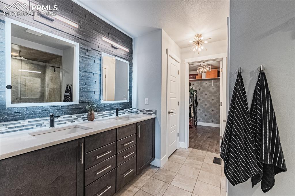 Image 22 of 37: Bathroom