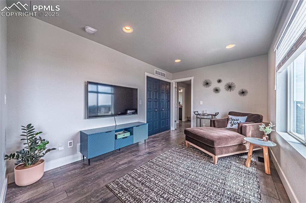 Image 27 of 37: Living Room