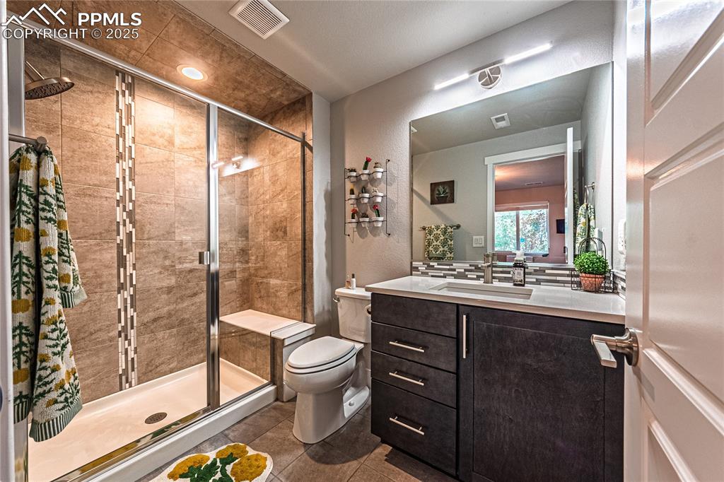 Image 34 of 37: Bathroom