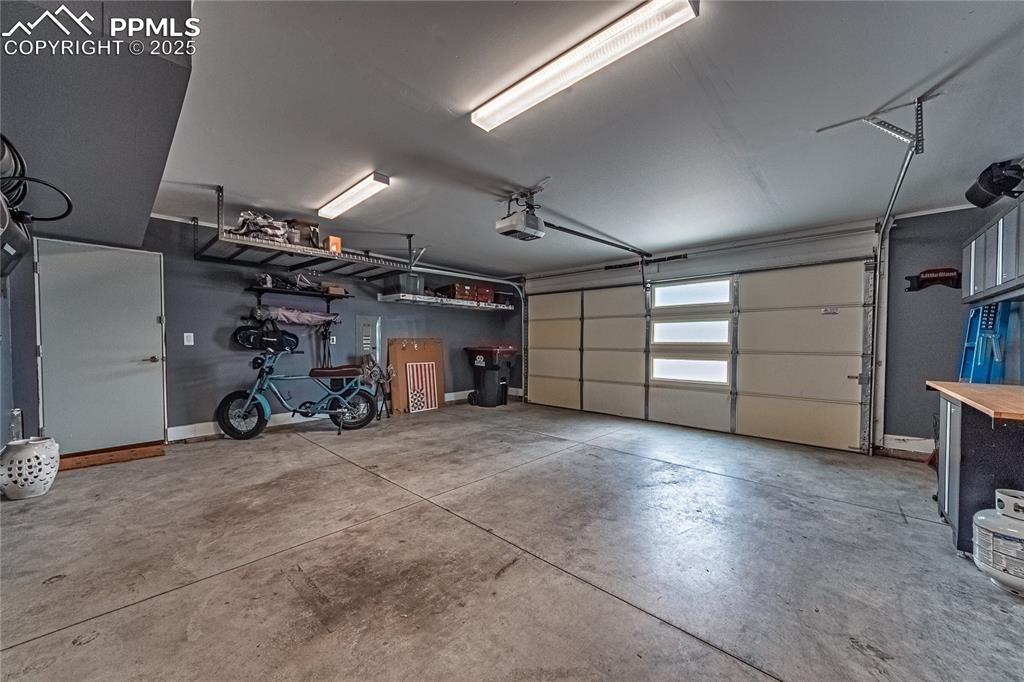 Image 35 of 37: Garage