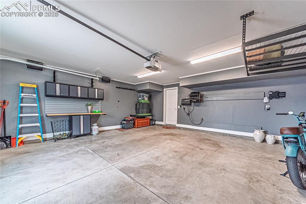 Image 36 of 37: Garage