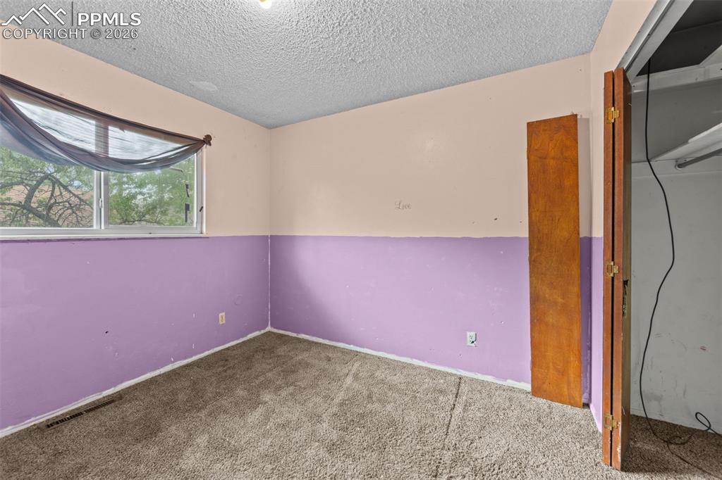 Image 10 of 20: Bedroom