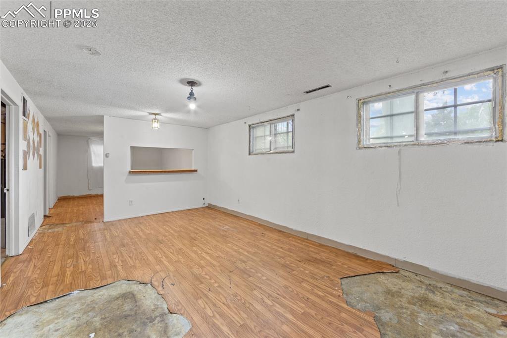 Image 11 of 20: Living Room