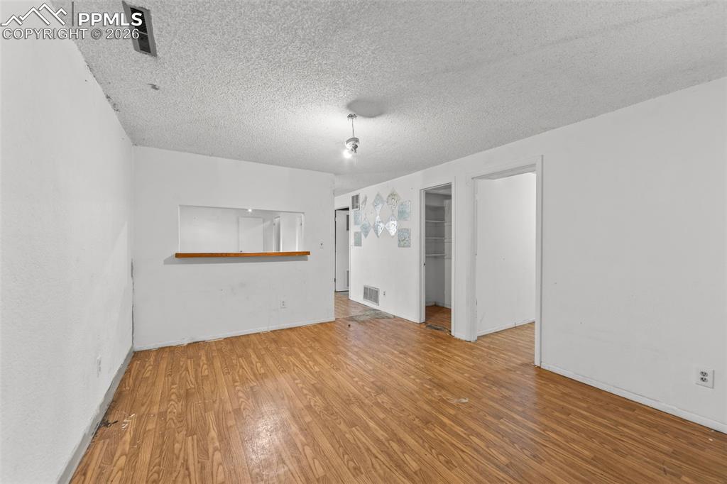 Image 14 of 20: Living Room