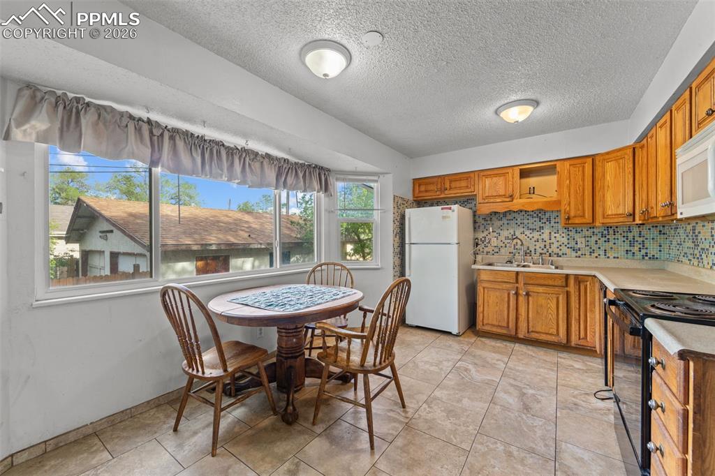 Image 6 of 20: Kitchen