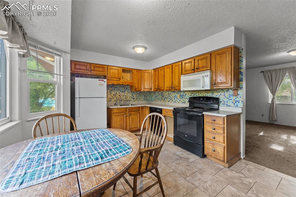 Image 7 of 20: Kitchen