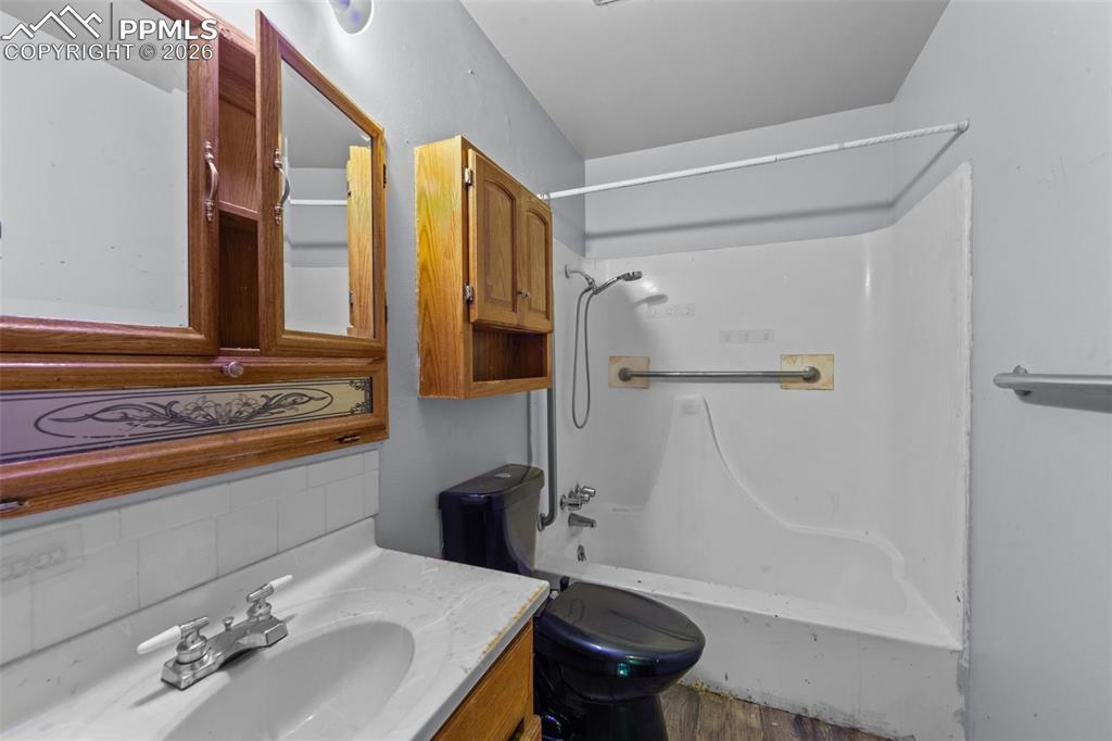 Image 9 of 20: Bathroom