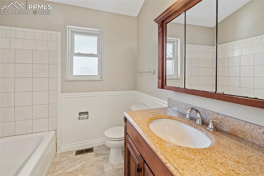 Image 16 of 42: Bathroom