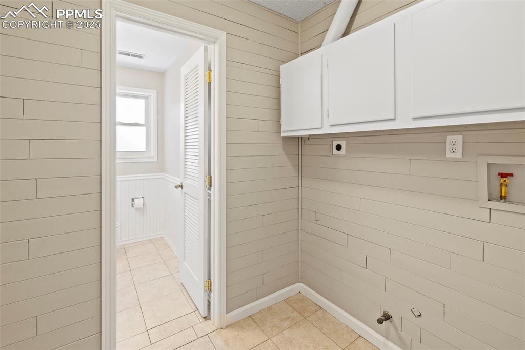 Image 27 of 42: Laundry