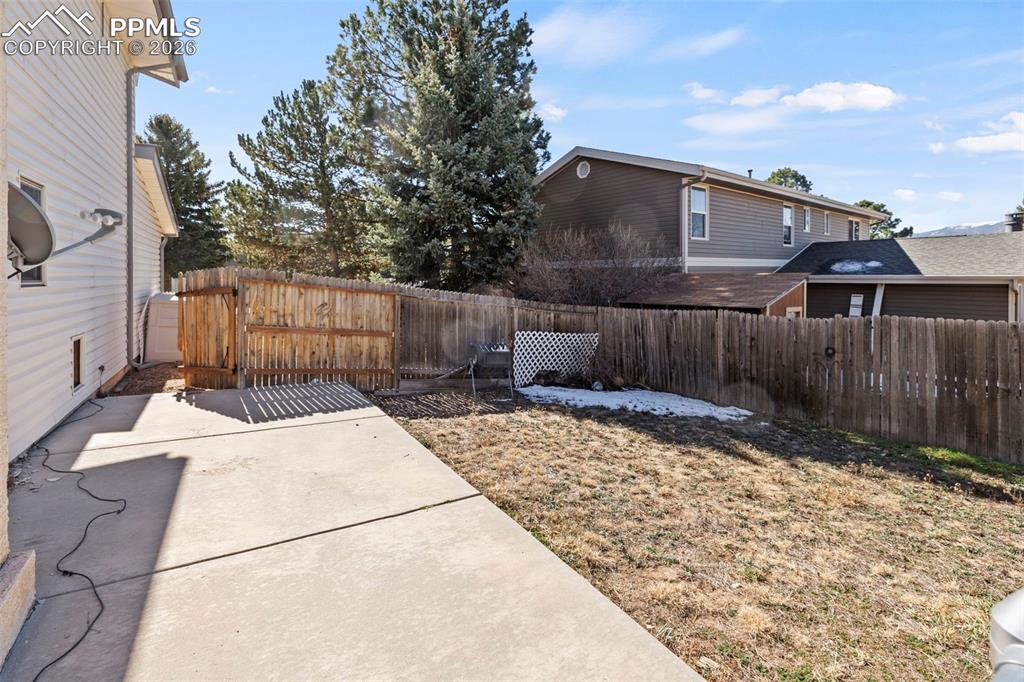 Image 37 of 42: Yard