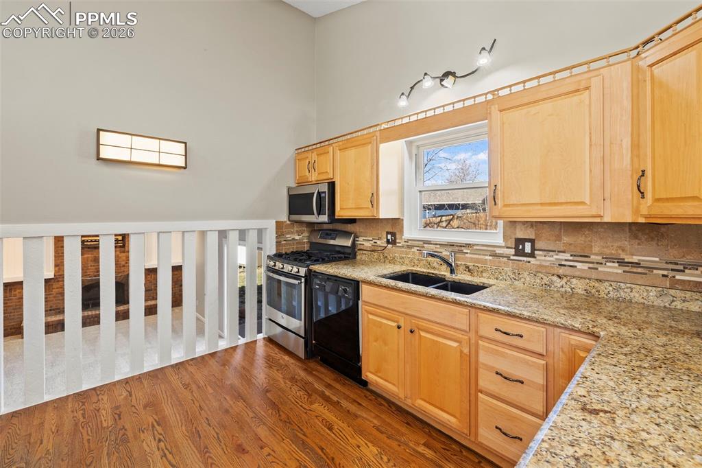 Image 7 of 42: Kitchen