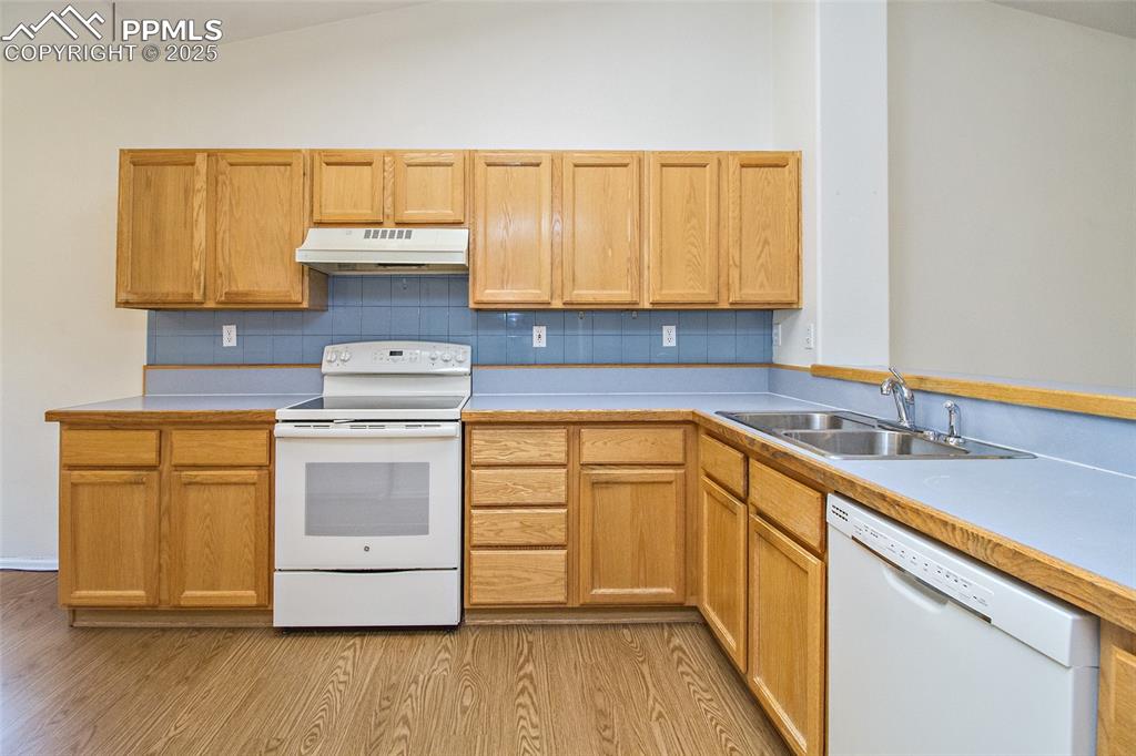 Image 10 of 38: Kitchen