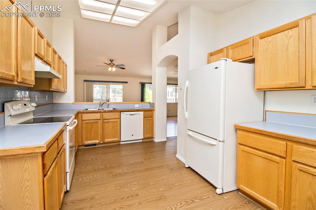 Image 13 of 38: Kitchen