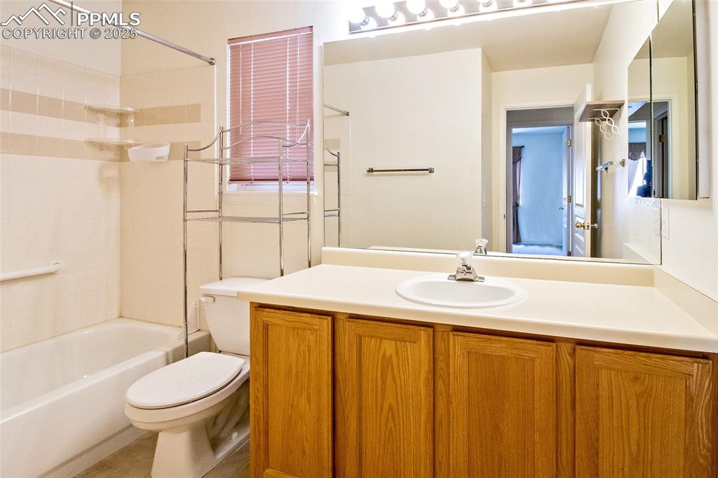 Image 32 of 38: Full bathroom 