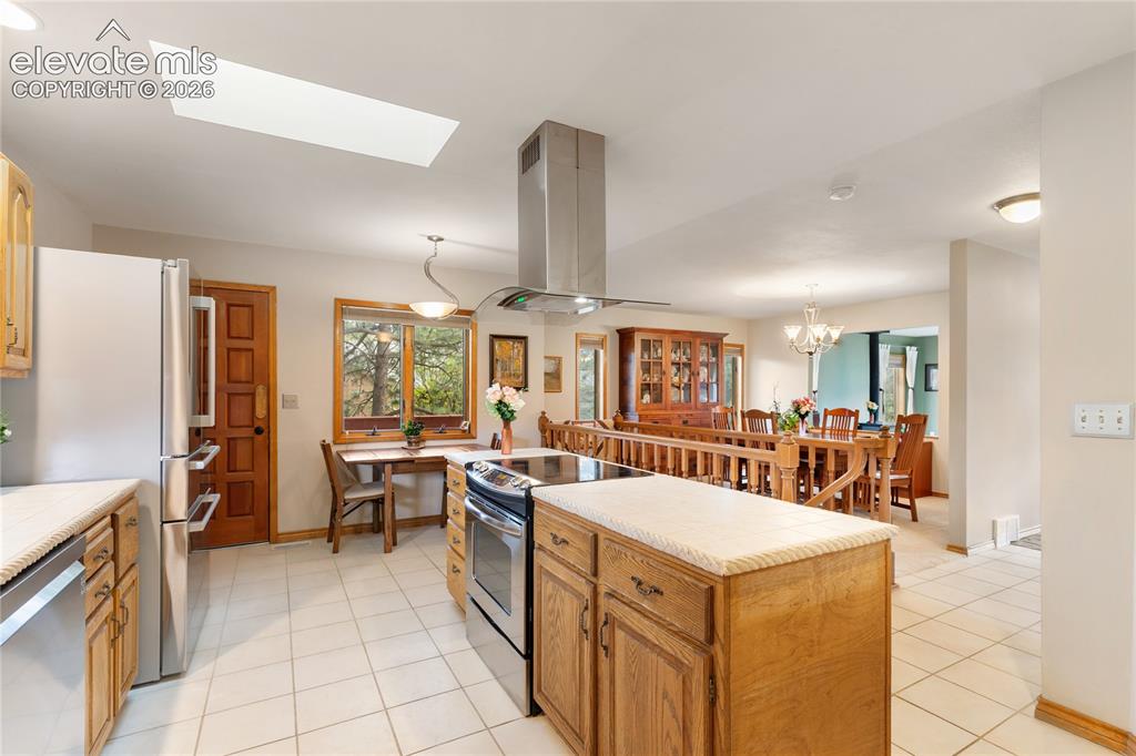Image 10 of 46: Kitchen