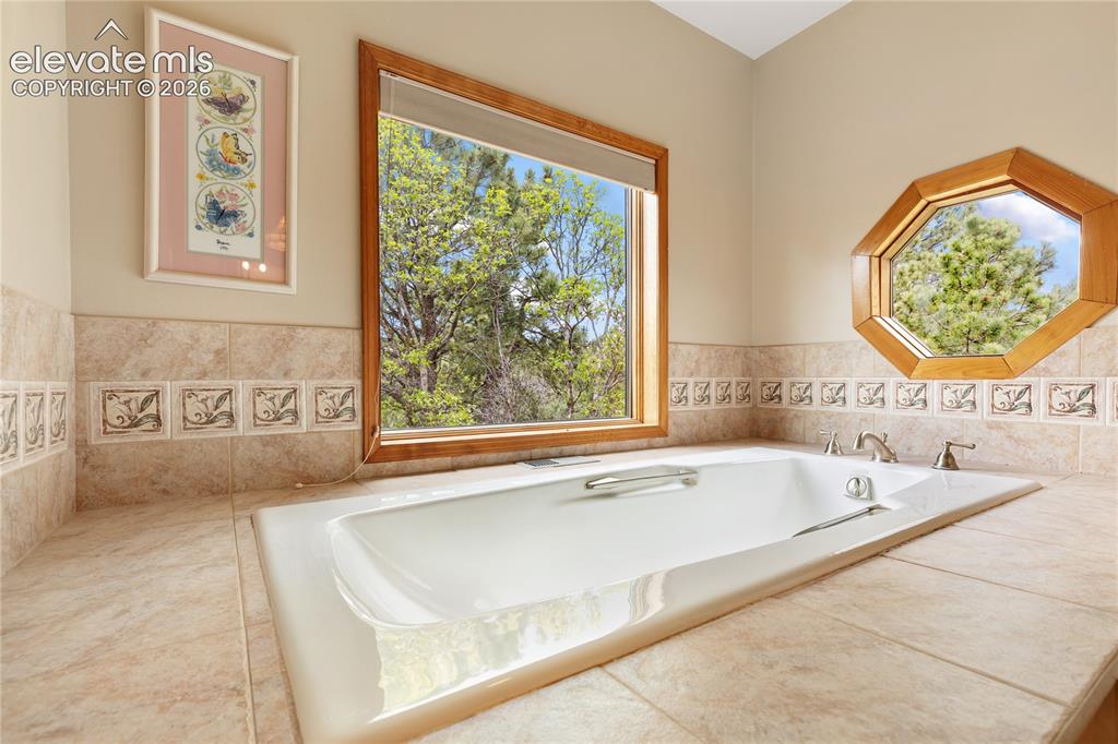 Image 16 of 46: Bathroom