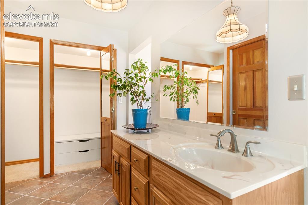 Image 17 of 46: Bathroom