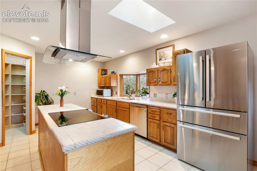 Image 9 of 46: Kitchen