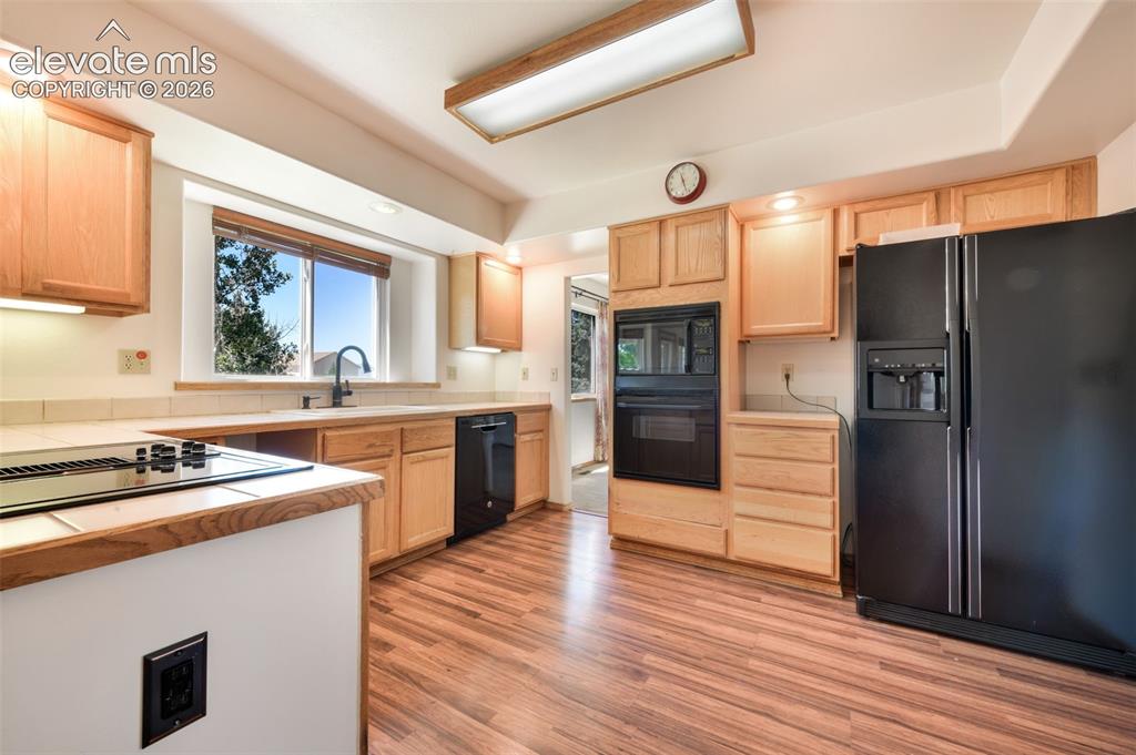 Image 10 of 50: Kitchen
