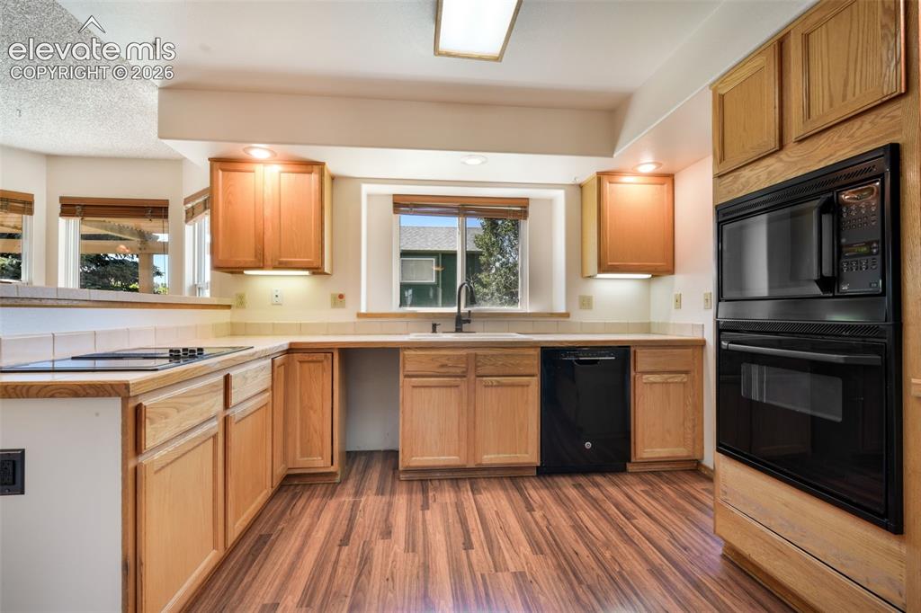 Image 11 of 50: Kitchen