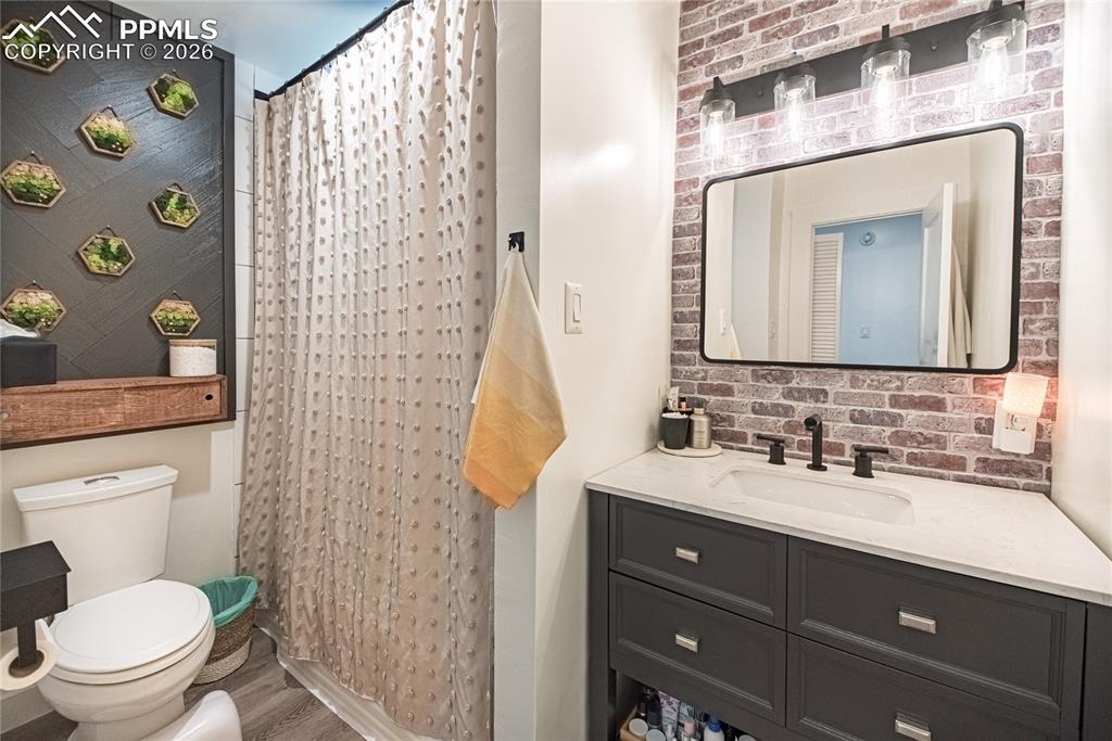 Image 15 of 30: Bathroom