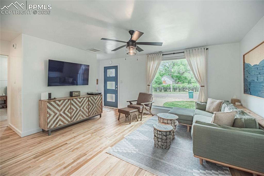 Image 5 of 30: Living Room