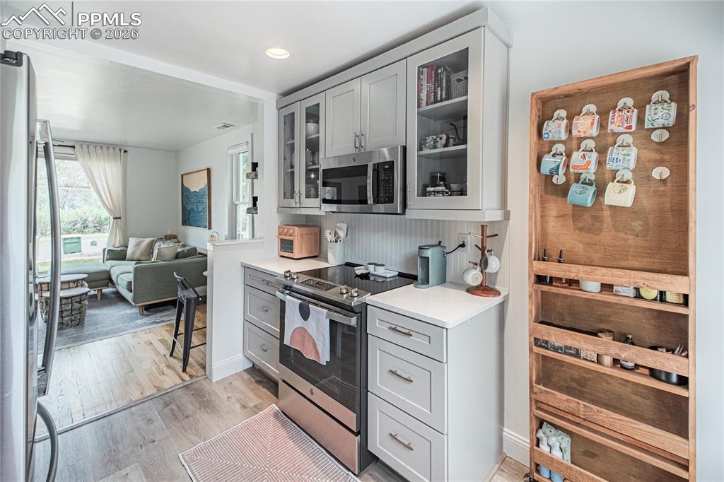 Image 8 of 30: Kitchen
