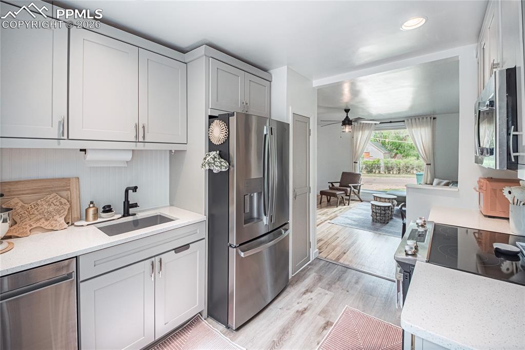Image 9 of 30: Kitchen