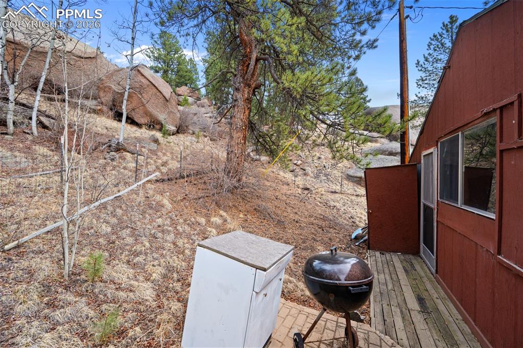 Image 12 of 19: Yard