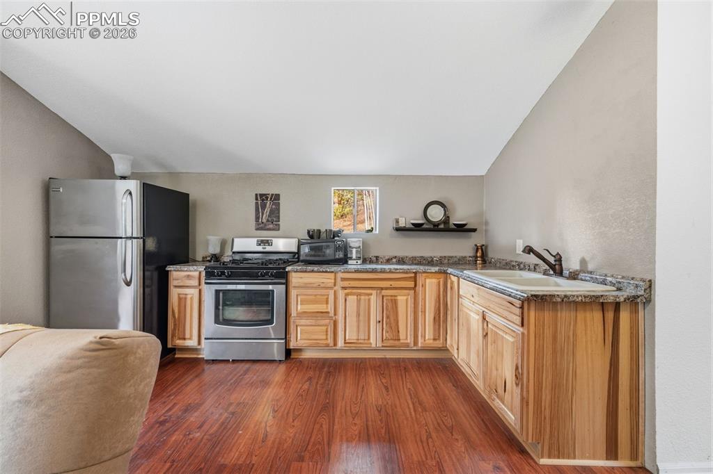 Image 7 of 19: Kitchen