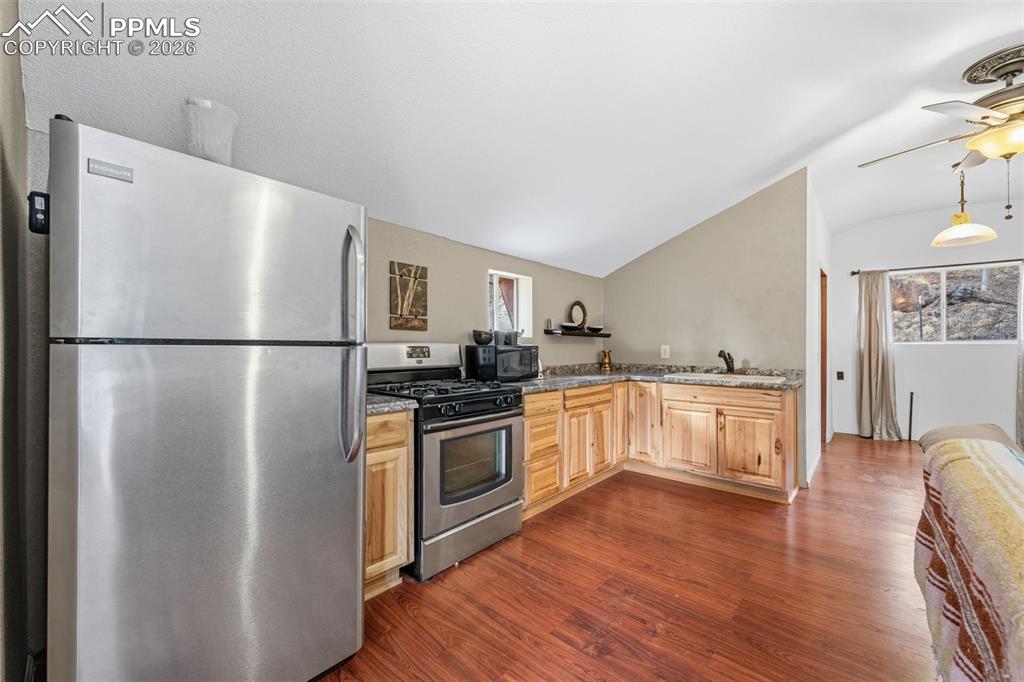 Image 8 of 19: Kitchen