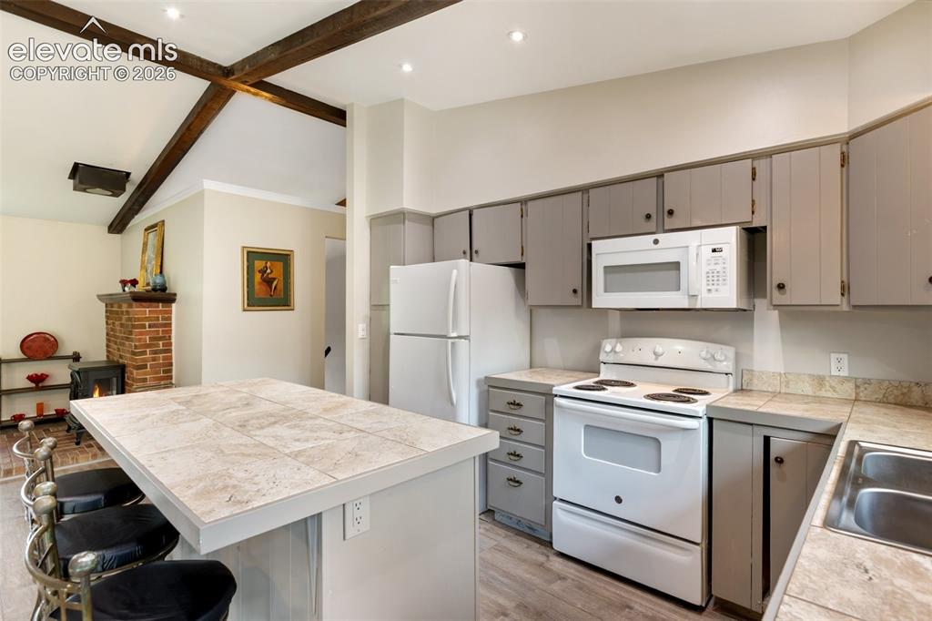 Image 14 of 50: Kitchen